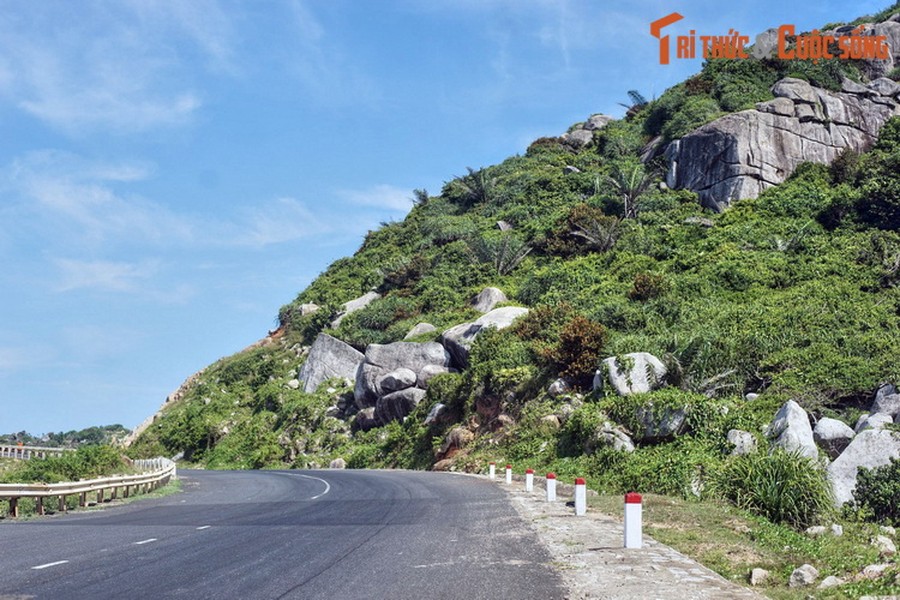 Nằm trên dãy núi Đại Lãnh ở chỗ giáp ranh của hai tỉnh Phú Yên và Khánh Hòa, trên Quốc lộ 1A, đèo Cả là một con đèo lớn, hiểm trở và gắn liền với nhiều sự kiện lịch sử quan trọng của Việt Nam.