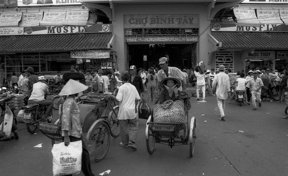 Bên ngoài cổng chợ Bình Tây, TP HCM,  Việt Nam năm 2000. Ảnh: Rieks Kamphuis/Flickr.