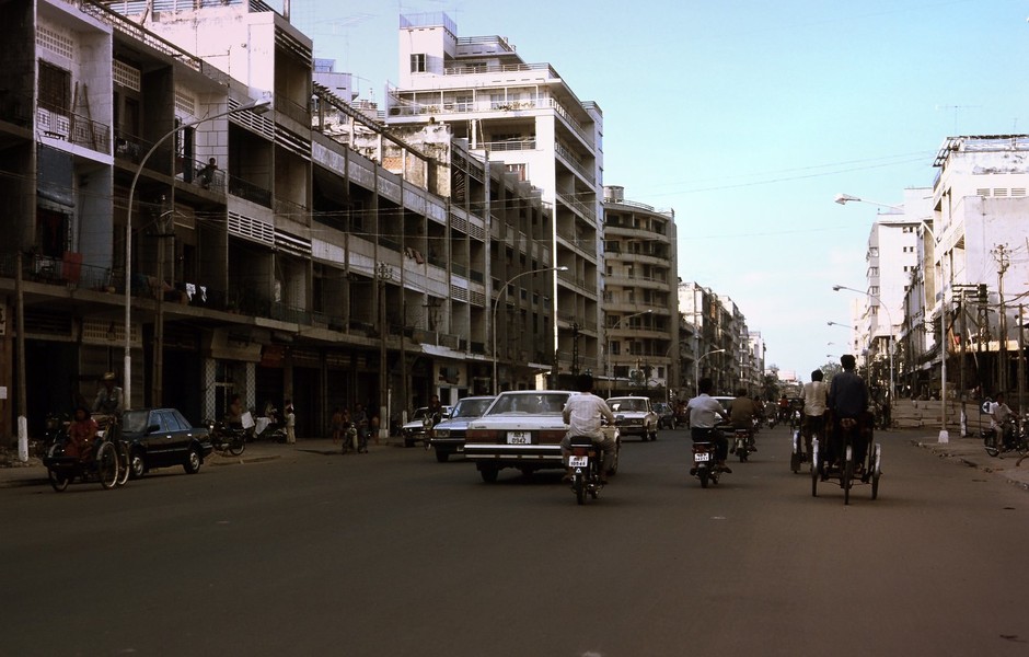 Khung cảnh trên một trong những trục đường chính của Phnom Penh, thủ đô  Campuchia năm 1990. Ảnh: Stefan Hajdu Flickr.