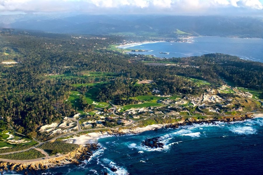 Pebble Beach Golf Links, California, Mỹ: Địa chỉ ở California này thường được đánh giá là  sân golf công cộng tốt nhất nước Mỹ và là nơi đăng cai tổ chức thường xuyên của Giải Golf Mỹ Mở rộng. Pebble Beach Golf Links ôm lấy bờ biển gồ ghề và có tầm nhìn rộng mở ra vịnh Carmel. Sân được thiết kế bởi Jack Neville và Douglas Grant và khai trương vào năm 1919, có 18 lỗ và dài 6.469 m. Ảnh: Charles Briscoe Knight.