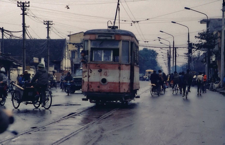 Tàu điện chạy trên một con đường ở  Hà Nội năm 1989. Ảnh: Stefan Hajdu Flickr.