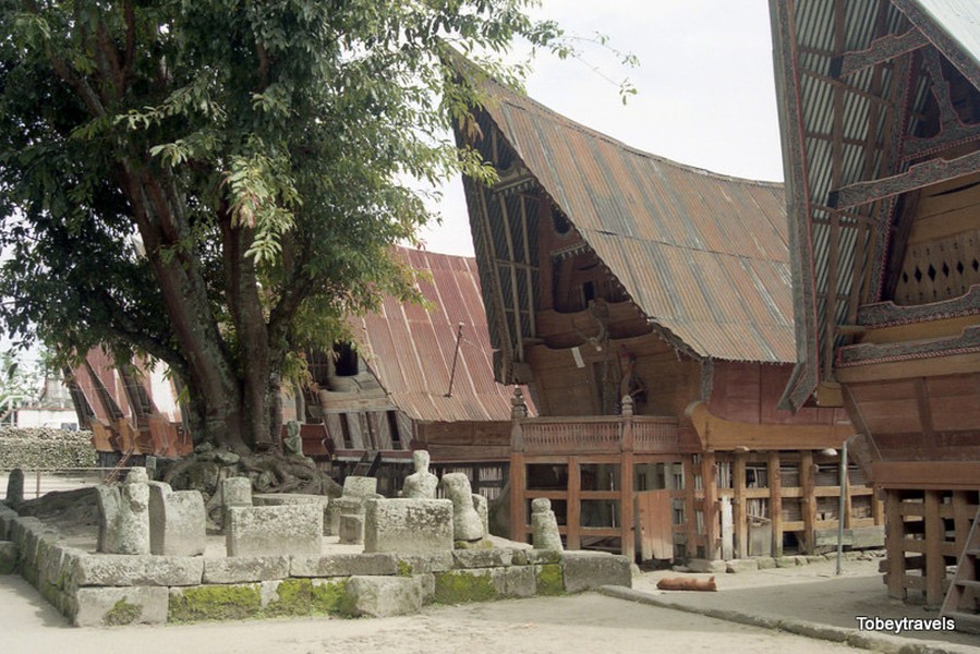 Những ngôi nhà sàn hình thuyền của  người Batak Toba ở Samosir, hòn đảo giữa hồ Toba, Sumatra, Indonesia năm 1998. Ảnh: Tobeytravels Flickr.