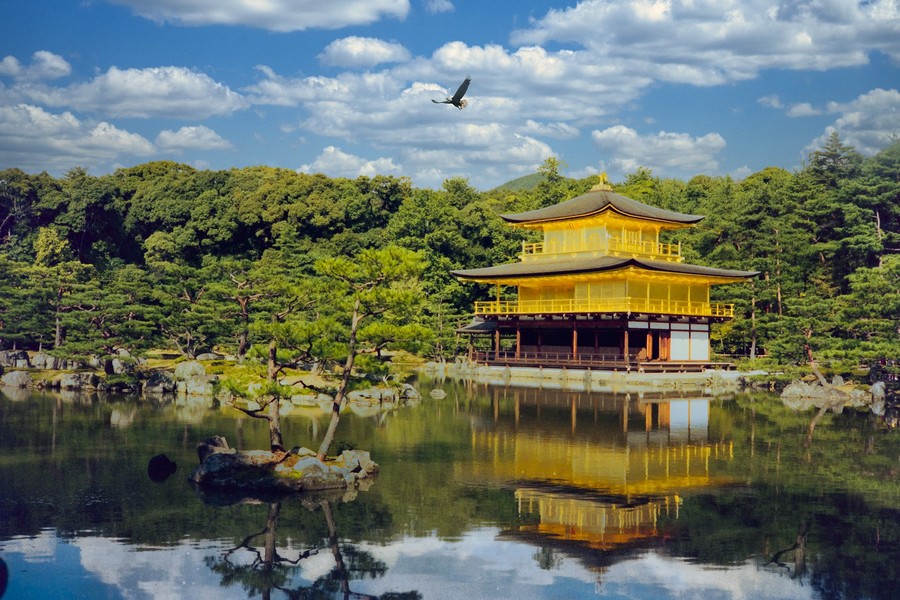 Chùa Kinkaku-ji (Kim Các Tự - Chùa Gác Vàng) biểu tượng nổi tiếng của  Kyoto, cố đô Nhật Bản, 18/10/1990. Ảnh: Jean-Marc Celinan Flickr.