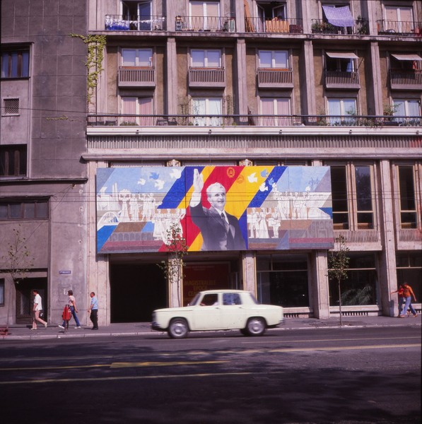 Một góc phố trung tâm Bucharest, thủ đô  Romania năm 1985. Hình chụp phía ngoài triển lãm "Đường cao tốc trong thời đại Ceausescu" (Magistralele epoca Ceausescu). Ảnh: Duccio Pugliese Flickr.