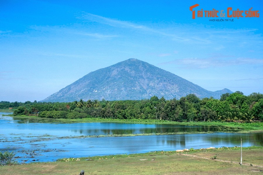  1. Núi Bà Đen. Nằm cách trung tâm thành phố  Tây Ninh (tỉnh Tây Ninh) 11 km, là ngọn núi cao nhất Đông Nam bộ và là biểu tượng cho mảnh đất và con người Tây Ninh.