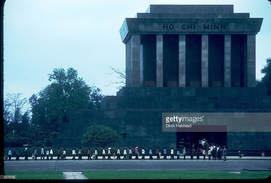 Dòng người viếng lăng Bác Hồ,  Quảng trường Ba Đình năm 1980. Ảnh: Dirck Halstead/Getty Images.