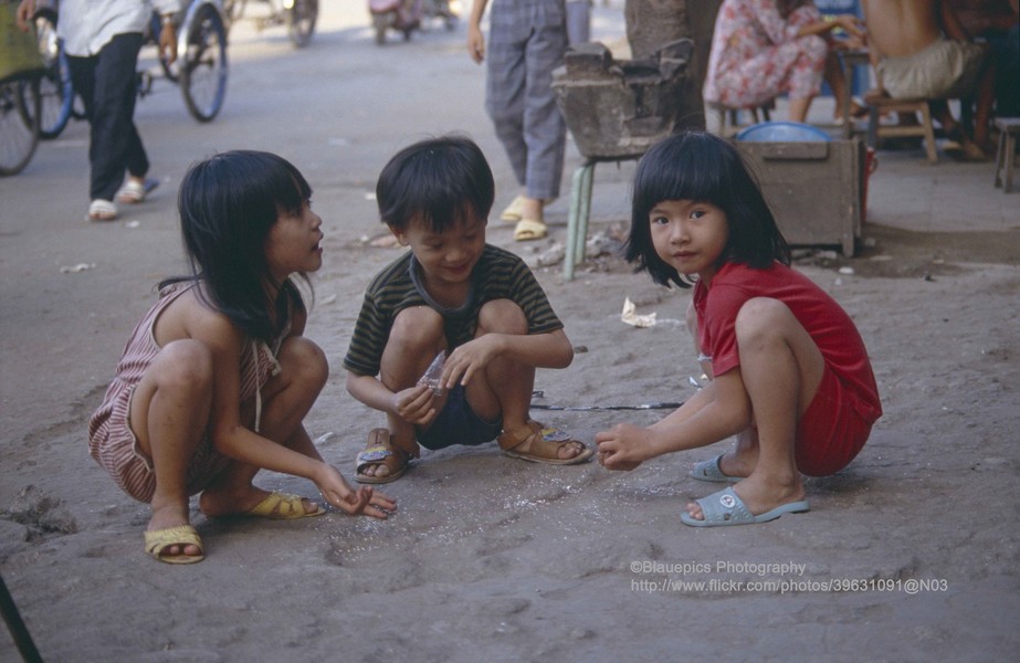 Những đứa trẻ chơi đùa ở gần phố Phạm Ngũ Lão,  TP. HCM năm 1993. Ảnh: Gunter Hartnagel/Flickr.