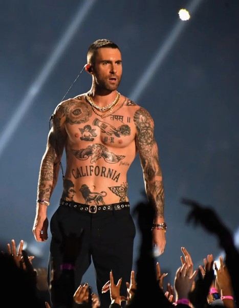 Vụ 5 phụ nữ tố cáo Adam Levine nhắn tin gạ gẫm họ sau lưng Behati Prinsloo đang là tâm điểm bàn luận của truyền thông. Các cô gái tự nhận mình là đối tượng của sự cưa cẩm, có điểm chung đều rất gợi cảm, lần lượt công khai đoạn tin nhắn chứa những từ ngữ nhạy cảm và có phần mùi mẫn từ giọng ca Girls Like You. Ảnh: Page Six.