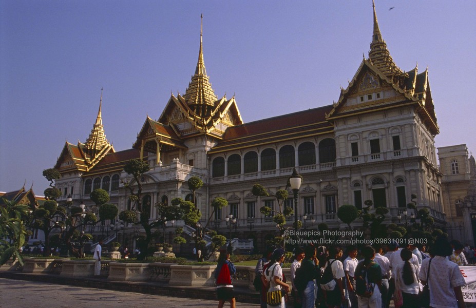 Du khách tham quan Cung điện Hoàng Gia,  Bangkok năm 1989. Ảnh: Gunter Hartnagel / Flickr.