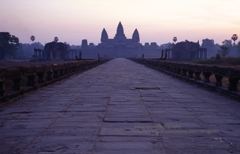 Bình minh trên quần thể đền đài  Angkor Wat, Campuchia năm 1993. Ảnh: Gunter Hartnagel / FLickr.