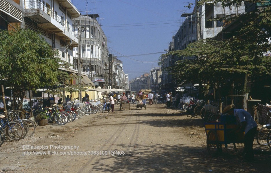 Một con phố ở Phnom Penh,  Campuchia năm 1993. Ảnh: Gunter Hartnagel / FLickr.