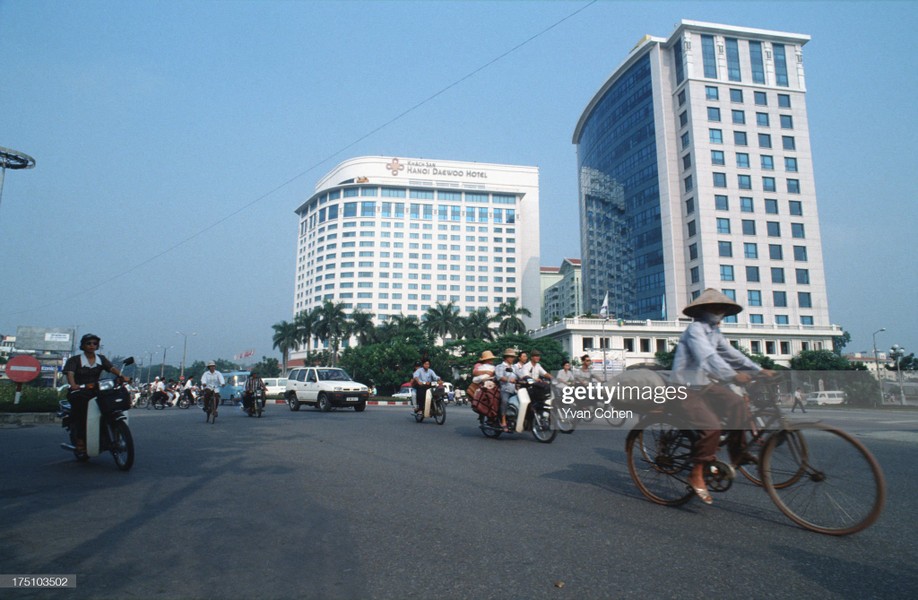 Khách sạn Hà Nội Deawoo ở góc Nguyễn Chí Thanh - Văn Cao, công trình cao tầng sang trọng bậc nhất  Hà Nội năm 1996. Ảnh: Yvan Cohen/LightRocket via Getty Images.