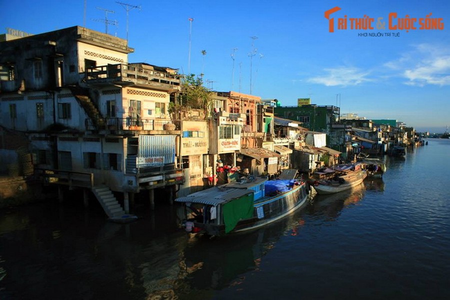 Những ngôi nhà soi bóng xuống sông Bảo Định ở  thành phố Mỹ Tho, tỉnh Tiền Giang.