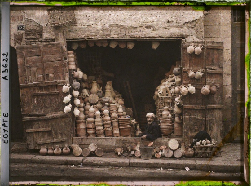 Bên ngoài cửa hàng đồ gốm ở thành phố Cairo,  Ai Cập năm 1914. Ảnh: Auguste Léon/Collections.albert-kahn.hauts-de-seine.fr.