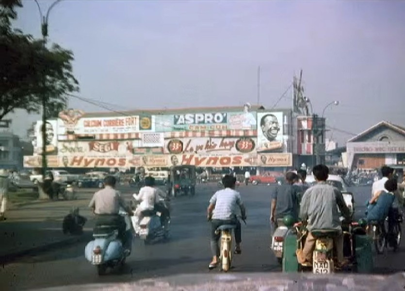 Giao thông ở khu vực bùng binh Quách Thị Trang trước chợ Bến Thành,  Sài Gòn năm 1967-1968. Ảnh: H. Laggart Flickr.