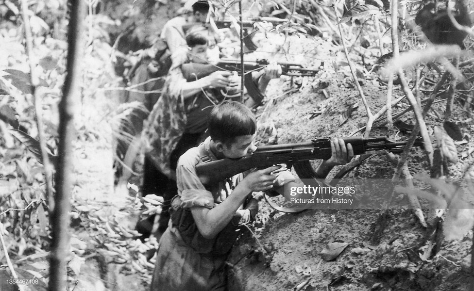 Du kích  Củ Chi đón đánh địch, 1968. Ảnh: Pictures From History/Getty Images.