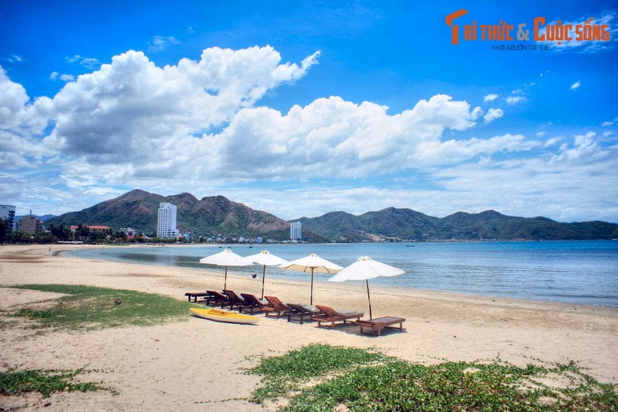 Một góc bờ vịnh Nha Trang, thành phố du lịch nổi tiếng của  tỉnh Khánh Hòa. Vào tháng 6/2003, vịnh Nha Trang trở thành thành viên thứ 29 của câu lạc bộ các vịnh đẹp nhất thế giới. Ven bờ vịnh tập trung các cơ sở nghỉ dưỡng thu hút đông đảo du khách trong và ngoài nước.