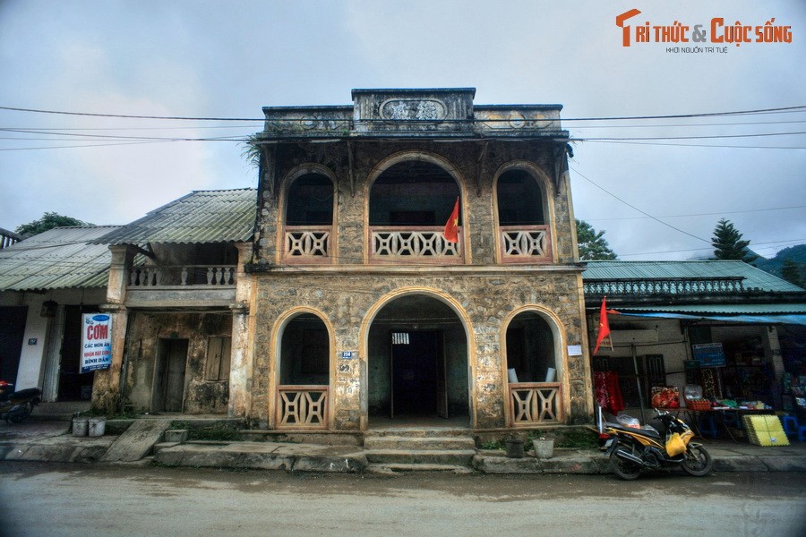 Nằm cách thành phố Lào Cai 46 km, thị trấn  Mường Khương là huyện lỵ của huyện Mường Khương, nằm gần biên giới với Trung Quốc. Đây là địa phương có phong cảnh đẹp, giàu bản sắc văn hóa nhưng không được biết đến rộng rãi trong cộng đồng du lịch.