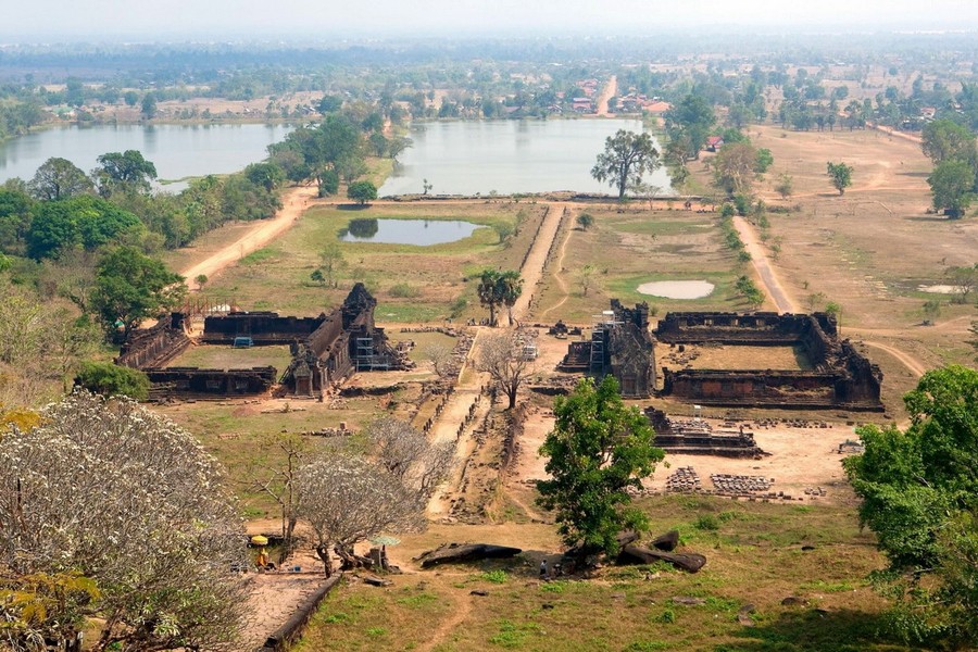 Nằm dưới chân núi Phou Khao thuộc tỉnh Champasak ở miền Nam nước bạn Lào,  Wat Phou là tàn tích một tổ hợp đền thờ cổ đồ sộ, đã được UNESCO công nhận là Di sản văn hóa thế giới vào năm 2001. Ảnh: Getintravel.