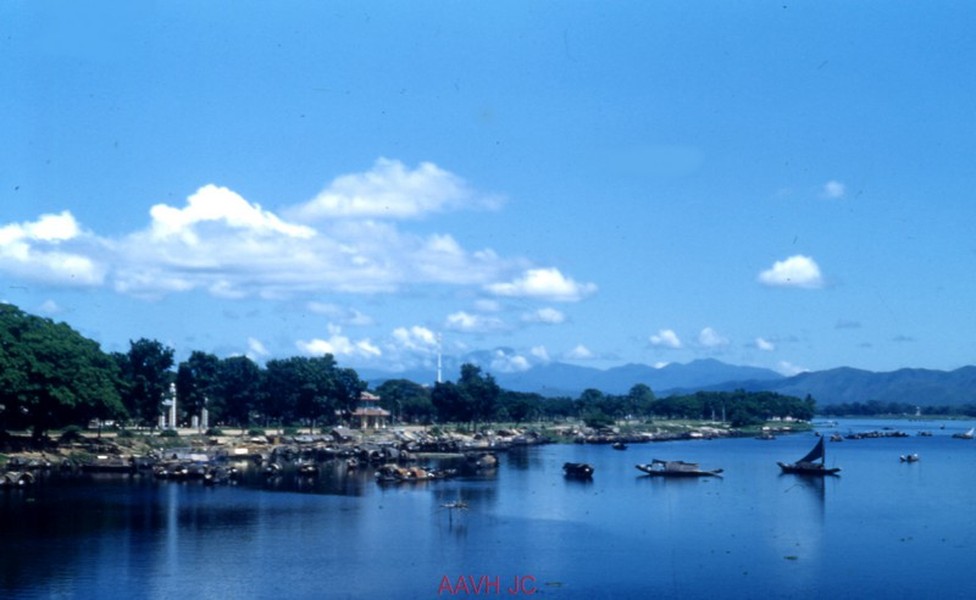  Sông Hương đoạn chảy qua đình Thương Bạc, Cố đô Huế năm 1951. Ảnh: Aavh.org.