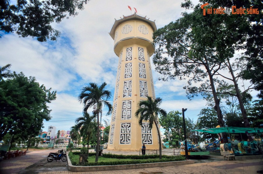  1. Tháp nước Phan Thiết. Nằm ở công viên trung tâm, tháp nước Phan Thiết được coi là biểu tượng của  thành phố Phan Thiết. Công trình được xây từ năm 1928-1934 theo bản thiết kế của hoàng thân Souphanouvong (1909-1995), nguyên Chủ tịch nước CHDCND Lào.