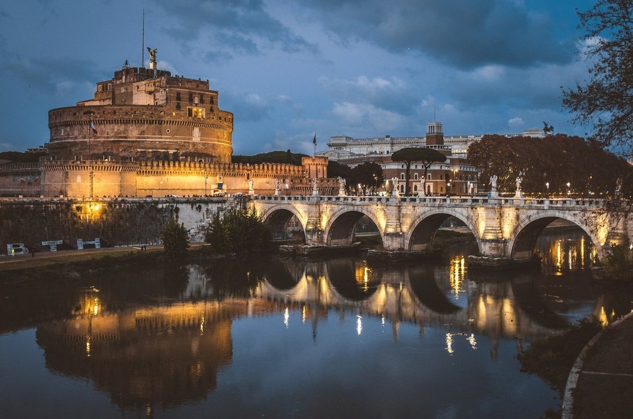 Tọa lạc bên bờ sông Tiber ở thành phố Roma, Italia,  lăng mộ hoàng đế Hadrian, thường gọi là Castel Sant’Angelo, là lăng mộ lớn và nổi tiếng nhất của thời La Mã còn tồn tại đến ngày nay. Ảnh: Ulysses Travel.