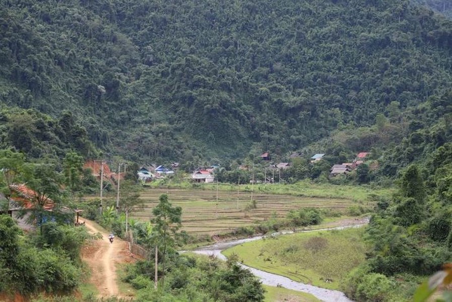  Bản Na Ngân cách trung tâm xã Nga My (Tương Dương, Nghệ An) gần 30km bằng con đường đất độc đạo chạy dọc sườn núi Pù Hiêng, xuyên vào vùng lõi đại ngàn Khu bảo tồn thiên nhiên Pù Huống. (Ảnh: Xuân Tiến/TTXVN)