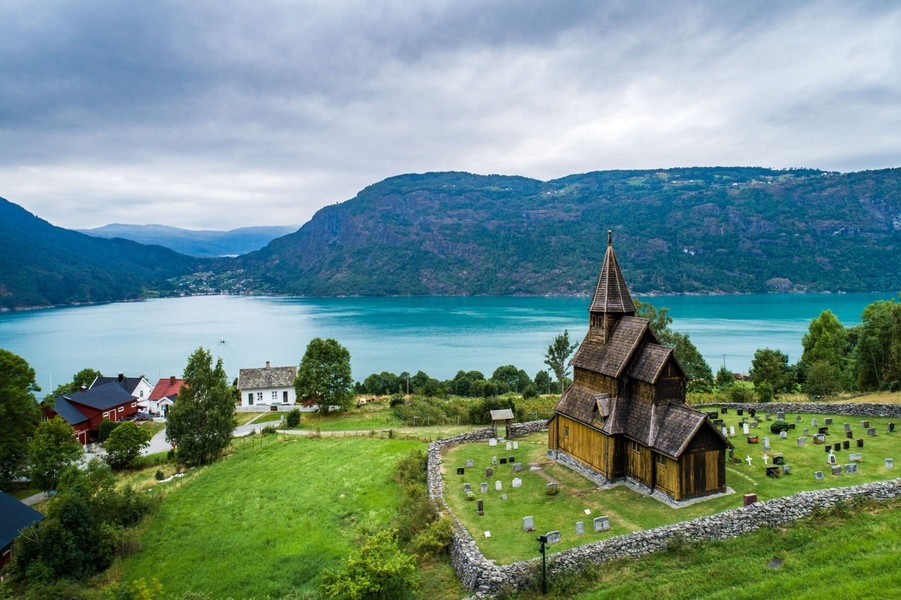 Nằm tại nông trang Ornes, tỉnh Sogn og Fjordane của Na Uy,  nhà thờ ván gỗ Urnes (tiếng Na Uy là Urnes stavkirke) là một trong những công trình bằng gỗ lâu đời và có kiến trúc độc đáo nhất thế giới. Ảnh: Life in Norway.