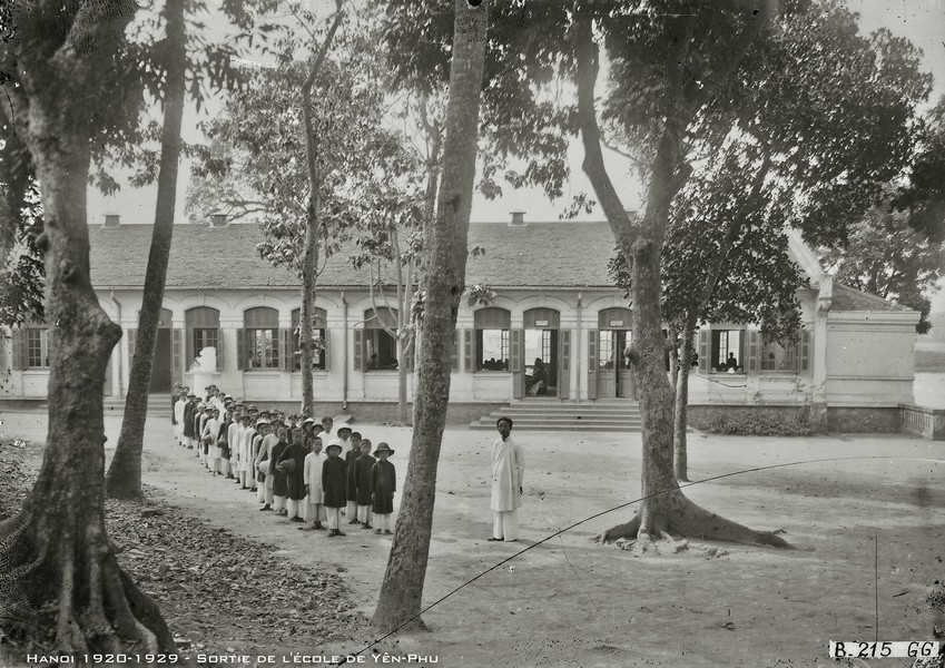 Giờ tan học ở trường Yên Phụ, tức trường Bưởi - Chu Văn An,  Hà Nội thập niên 1920.