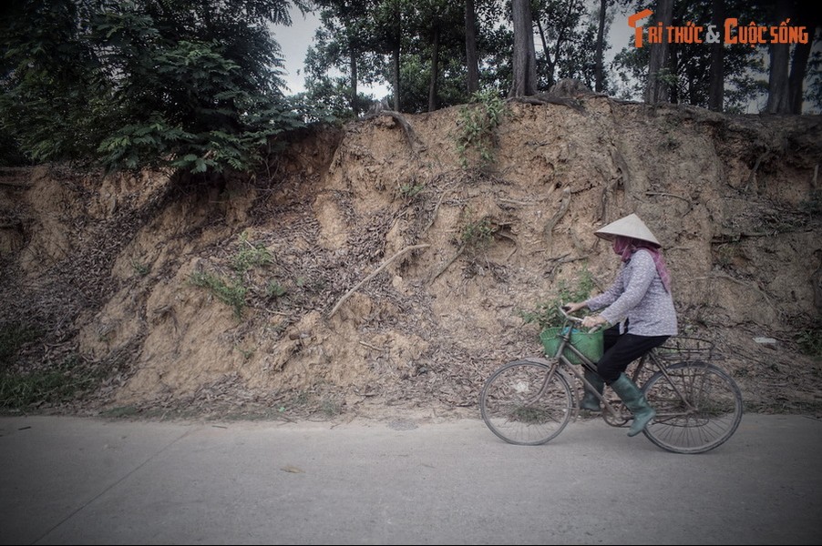 1. Bao quanh di tích Cổ Loa (Đông Anh, Hà Nội), những đoạn tường thành bằng đất là dấu tích trực quan nhất về thành Cổ Loa xưa. Theo truyền thuyết, tòa thành này có 9 vòng xoáy trôn ốc, là một cấu trúc phòng thủ cực kỳ hiệu quả. Quân Triệu Đà đã nhiều lần vây hãm nhưng không thể chiếm thành.