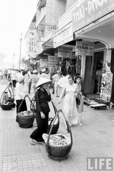 Những người phụ nữ bán hàng rong trên vỉa hè đại lộ Lê Lợi,  Sài Gòn năm 1961.