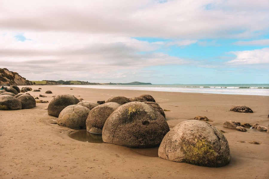 Nằm gần một làng chài nhỏ ở phía Đông của đảo Nam Moeraki của New Zealand,  bãi đá Moraeki là một thắng cảnh độc đáo nổi tiếng thế giới. Ảnh: CK Travels.