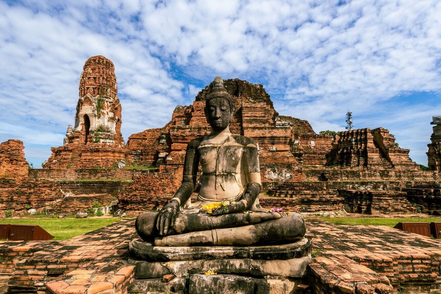 Vào thế kỷ 14,  chùa Wat Phra Mahathat ở cố đô Ayutthaya của Thái Lan từng là một tu viện Phật giáo tấp nập người qua lại. Tuy nhiên, ngày nay khu chùa tháp này chỉ còn là tàn tích. Ảnh: Tourism Authority of Thailand.