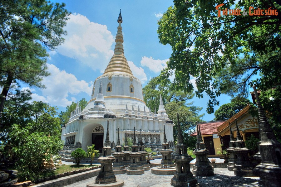 Nằm cách trung tâm thành phố Huế 5 km về phía Nam,  chùa Thiền Lâm được lập năm 1960, nổi tiếng nhờ lối kiến trúc Phật giáo Nam Tông đặc sắc.