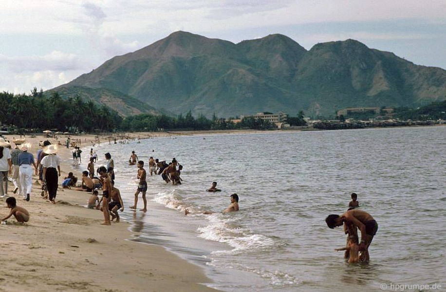 Một góc bãi biển  Nha Trang năm 1992. Ảnh: Hpgrumpe.de.