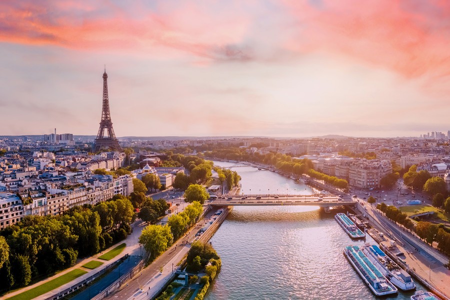 Tháp Eiffel là một công trình bằng thép nằm ở công viên Champ-de-Mars, bên  sông Seine. Tòa tháp do Gustave Eiffel cùng các đồng nghiệp xây dựng nhân Triển lãm thế giới năm 1889, cũng là dịp kỷ niệm 100 năm Cách mạng Pháp. Đây là một trong những công trình kiến trúc nổi tiếng nhất toàn cầu. Ảnh: Windows Spotlight Images.