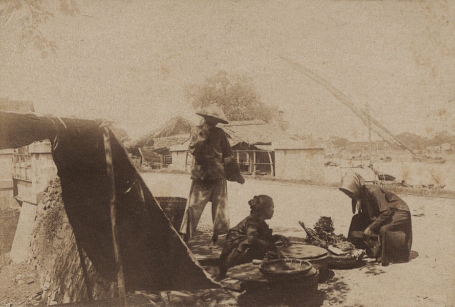  Gánh hàng rong bên bờ kênh Tàu Hủ, Sài Gòn - Chợ Lớn năm 1890-1900. Ảnh: manhhai / Flickr.