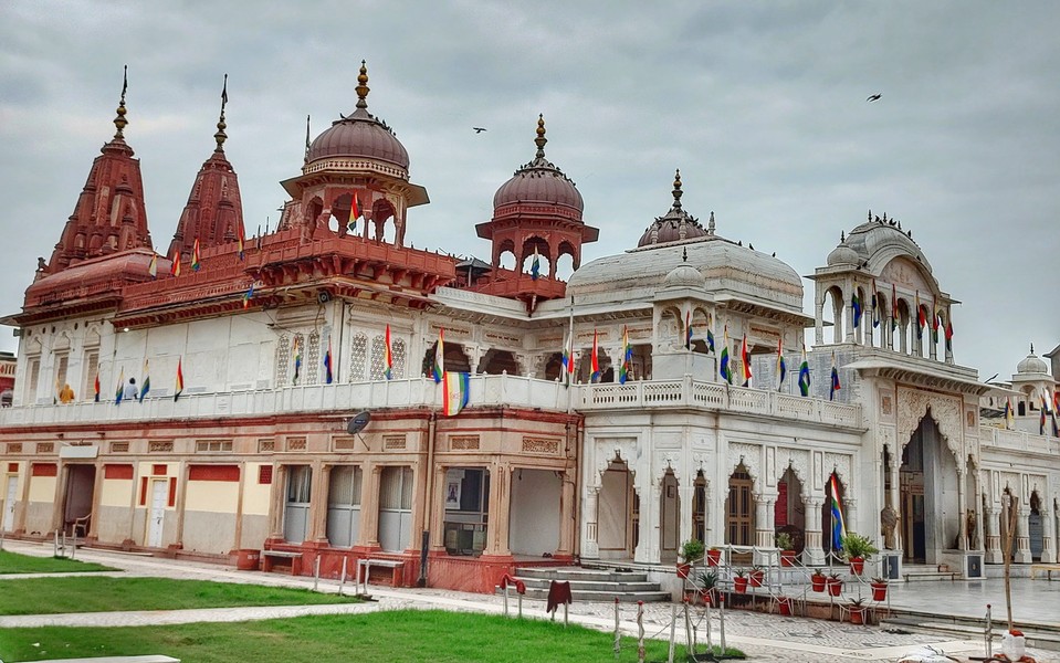 1.  Đền Shri Digambar Jain Lal Mandir là đền thờ của đạo Jaina lâu đời nhất và nổi tiếng nhất ở thủ đô Delhi của Ấn Độ. Ảnh: Wikiwand.