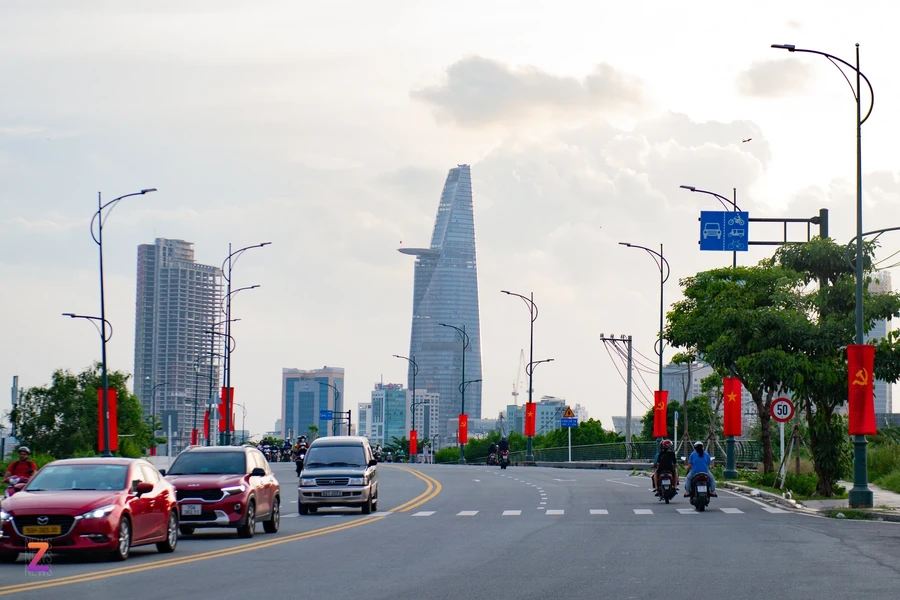 Để chào đón ngày  Quốc khánh Việt Nam 2/9, nhiều tuyến đường, con hẻm và các khu dân cư tại TP.HCM bắt đầu treo cờ đỏ sao vàng và cờ Đảng tạo nên không khí nhộn nhịp đầy phấn khởi.