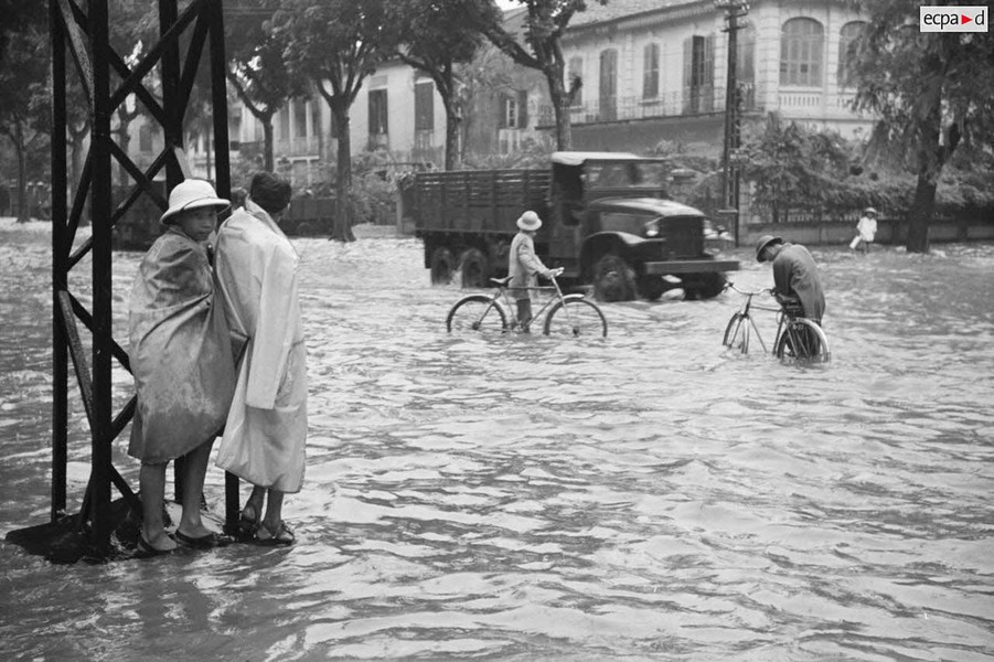 Đường phố ngập chìm trong biển ở  Hà Nội ngày 1/8/1952. Ảnh: Aubin/ECPAD/Défense.