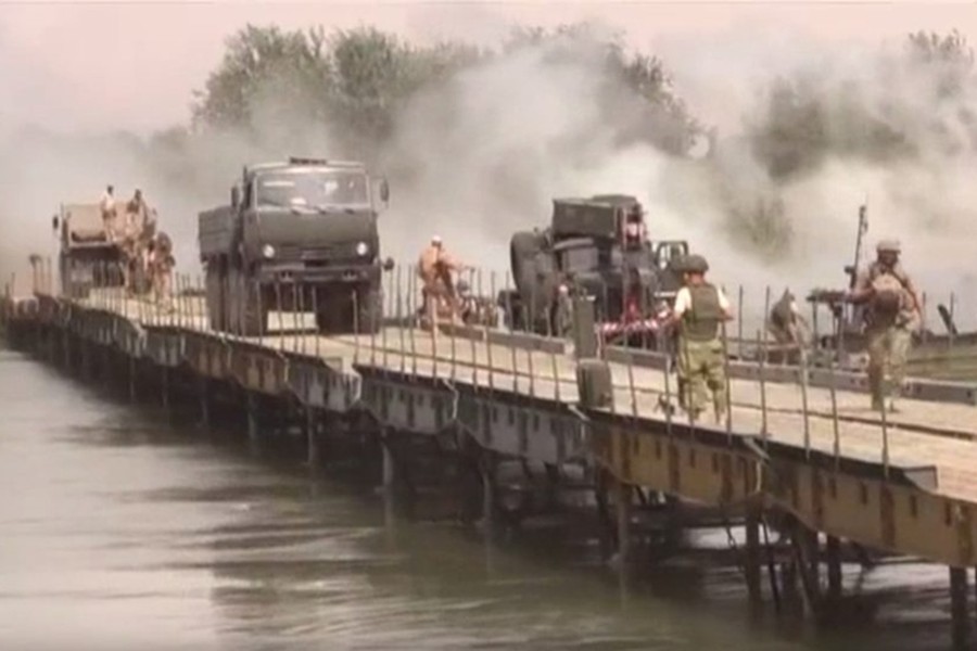 Công binh Nga đã xây dựng một cây  cầu vượt sông Euphrates "trong thời gian kỷ lục", tạo điều kiện vận chuyển binh sĩ, xe tăng và đảm bảo hậu cần. Ảnh: Southfront