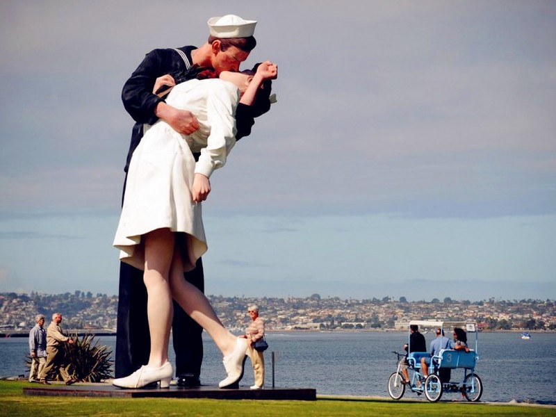 Bức tượng cao 7,62 ở San Diego là tác phẩm của J Seward Johnson dựa trên bức ảnh lừng danh của Alfred Eisenstaedt. Ở đó, thủy thủ hải quân hôn một nữ y tá ở Quảng trường Thời đại nhân dịp ăn mừng Chiến tranh thế giới thứ hai kết thúc.