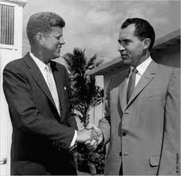 1. Cuộc bầu cử tổng thống năm 1960 giữa Thượng nghị sĩ John F.Kennedy và Phó Tổng thống Richard Nixon là một trong những cuộc đua gay cấn trong lịch sử nước Mỹ. Đây là sự kiện đánh dấu vai trò quyết định của truyền hình trong việc phân định “người thắng, kẻ thua”. Trước khi cuộc tranh luận đầu tiên diễn ra ngày 26/10/1960, hai người đều từ chối sự hỗ trợ của các chuyên gia trang điểm.