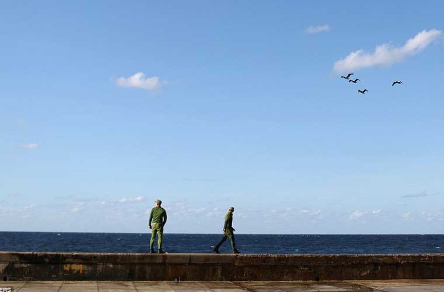 Thủ đô La Habana vốn được biết tới với nhịp sống sôi động nay trở nên ảm đạm sau khi  lãnh tụ Fidel Castro qua đời. Nhiều hoạt động vui chơi giải trí đều ngừng lại trong thời gian 9 ngày quốc tang. Ảnh: Quang cảnh vắng lặng ở đại lộ dọc bãi biển ở La Habana những ngày này. Ảnh Daily Mail