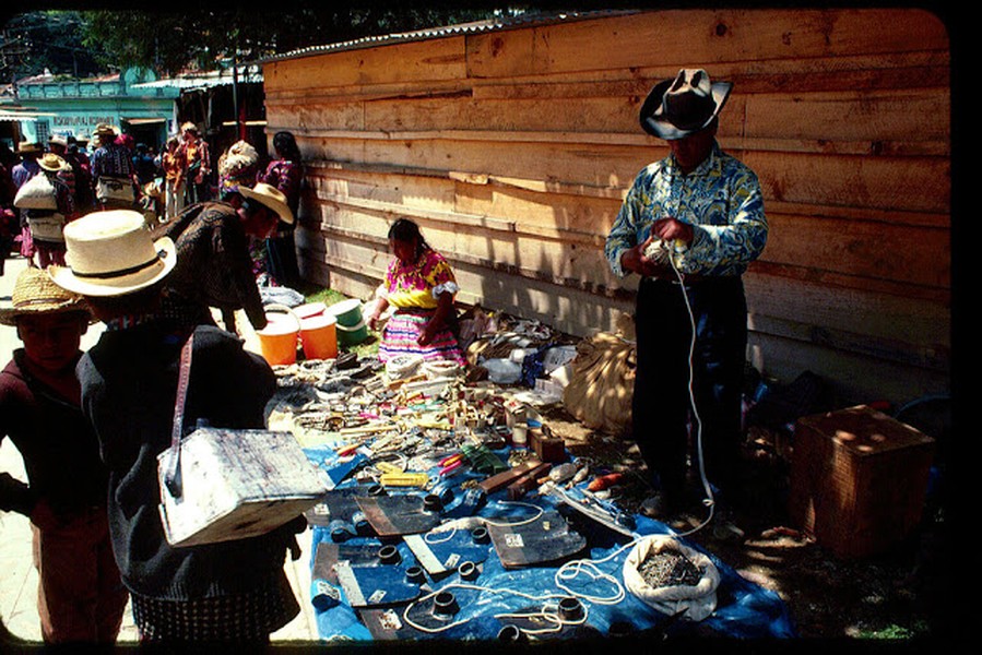 Quang cảnh buôn bán tại một khu chợ ở  đất nước Guatemala hồi thập niên 1970. Ảnh VT