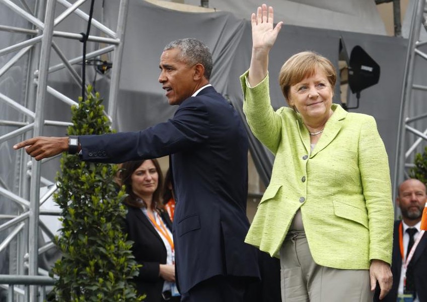 Thủ tướng Đức Angela Merkel và cựu Tổng thống  Barack Obama vẫy chào đám đông ở German Protestant Kirchentag phía trước Cổng Brandenburg hôm 25/5. Hai người tham dự một buổi hội thảo bàn về dân chủ, đánh dấu bài phát biểu đầu tiên của ông ở châu Âu kể từ khi rời nhiệm sở.