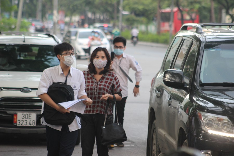 Sáng nay 9/8, gần 900.000 thí sinh sẽ làm bài thi môn Ngữ văn kỳ  thi tốt nghiệp THPT năm 2020 trong thời gian 120 phút. Ghi nhận tại Trường Chuyên Hà Nội - Amsterdam sáng 9/8, nhiều thí sinh được phụ huynh "hộ tống" đến trường thi bằng xế bạc tỷ.