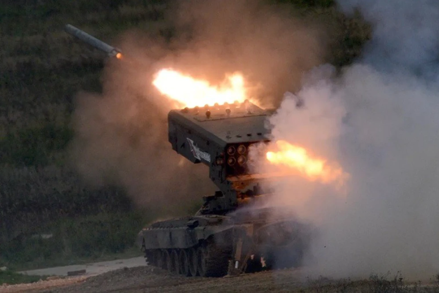 Hệ thống súng phun lửa TOS-1A “Solntsepek” hoạt động trong Quân khu phía Bắc, được Nga sử dụng như vũ khí “tử thần” ở chiến trường Ukraine, có khả năng hủy diệt mọi thứ trên đường đi của nó trong khoảng thời gian ngắn nhất. Ảnh: Sputnik.