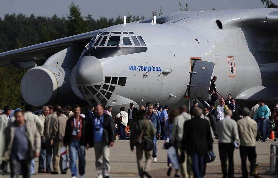 Hiện tại Nga đang nỗ lực chào bán  máy bay vận tải Il-76MD-90A thế hệ mới cho nhiều khách hàng truyền thống, nhưng do đây là sản phẩm quân sự nên đối tác còn khá dè chừng.