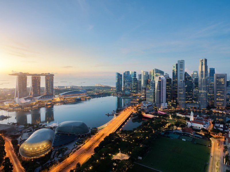 Singapore có 5,6 triệu dân với tổng giá trị tài sản cá nhân là khoảng 1.000 tỷ USD. Quốc đảo này có 44 tỷ phú, nhiều thứ 7 trên thế giới, sau New York, Hồng Kông, San Francisco, Moscow, London và Bắc Kinh.